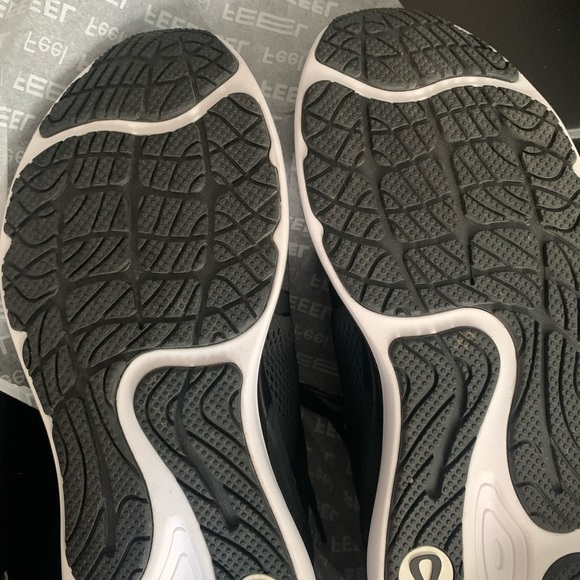 Lululemon Blissfeel womens running shoe - Picture 7 of 8